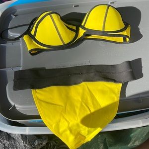 Kendall and Kylie, sexy bikini